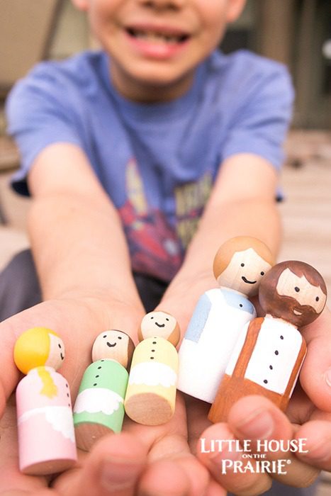 Play with imaginative toys with these Little House inspired wooden peg dolls. 